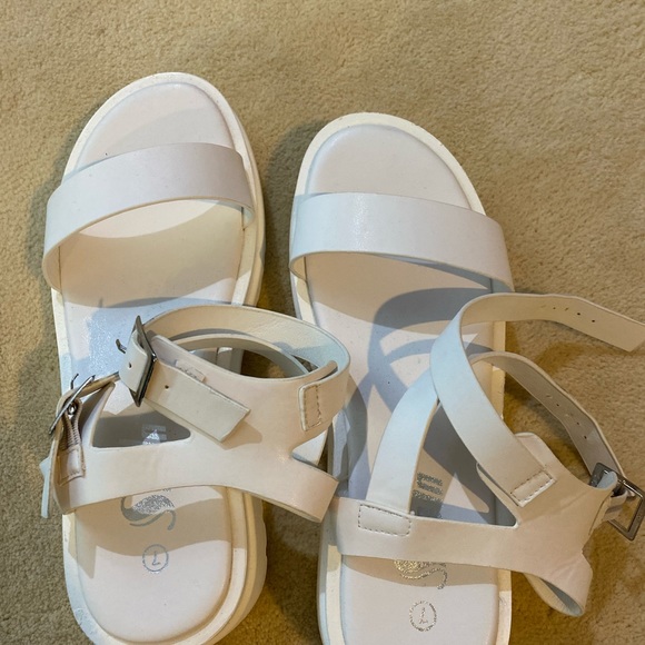 White platform sandals - Picture 3 of 4